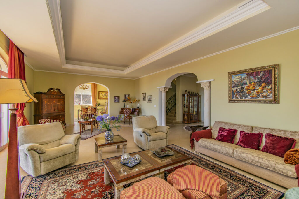 Detached Villa Estepona Málaga - image 2