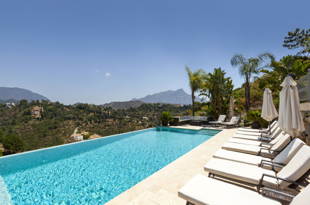 Detached Villa El Madroñal Málaga - image 2