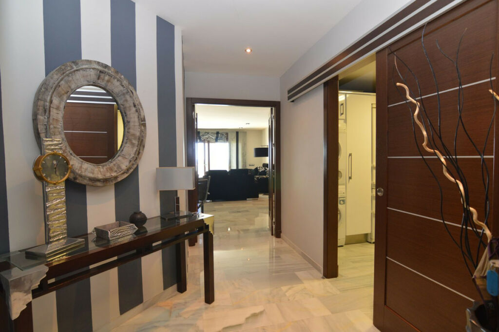 Middle Floor Apartment Puerto Banús Málaga - image 3