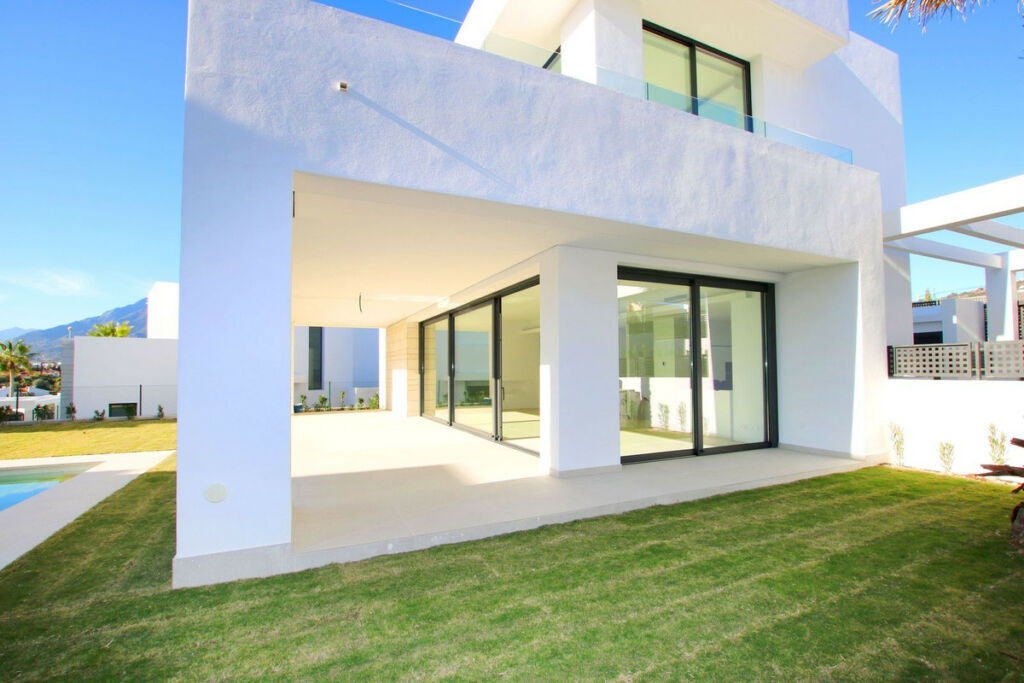 Detached Villa Río Real Málaga - image 3