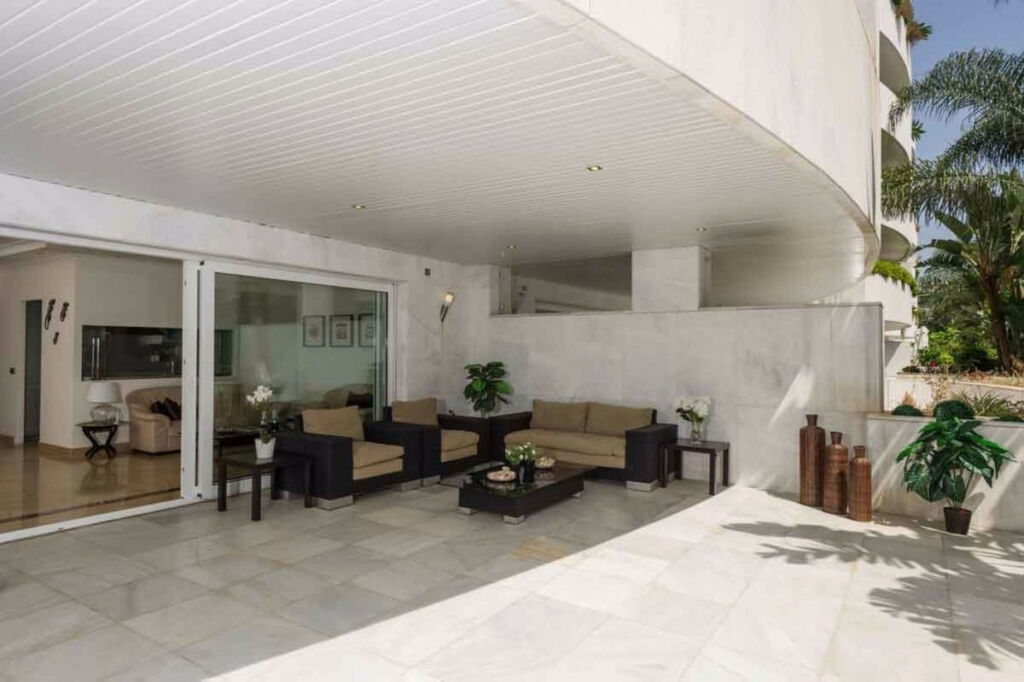 Ground Floor Apartment Puerto Banús Málaga - image 2