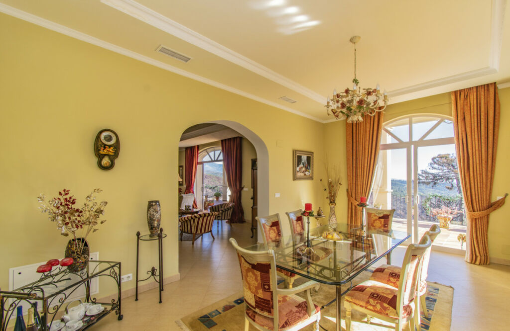 Detached Villa Estepona Málaga - image 21