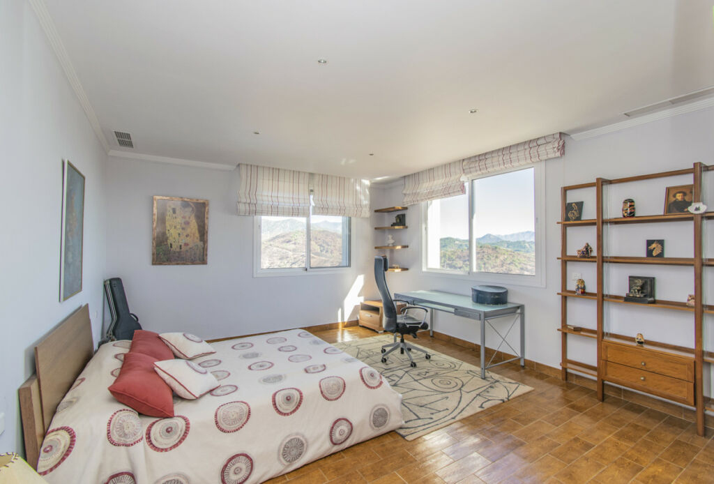 Detached Villa Estepona Málaga - image 24