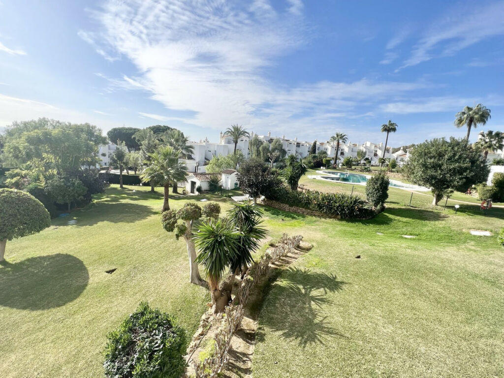 Middle Floor Apartment Calahonda Málaga - image 25