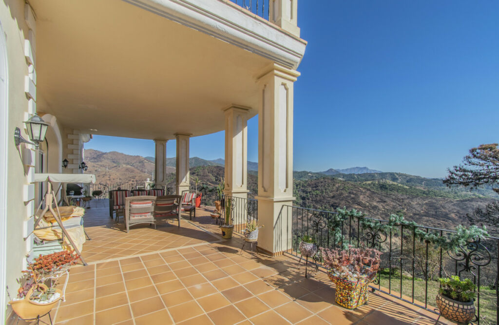 Detached Villa Estepona Málaga - image 27