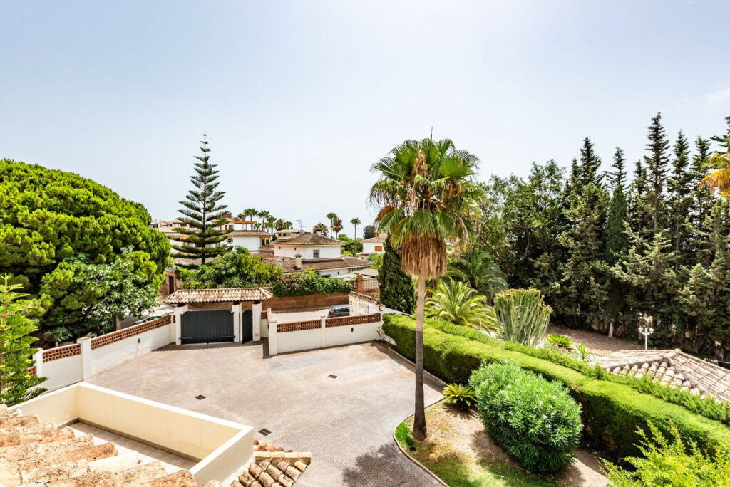 Detached Villa Marbella Málaga - image 28