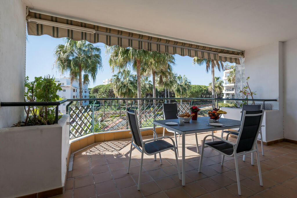 Middle Floor Apartment Calahonda Málaga - image 3