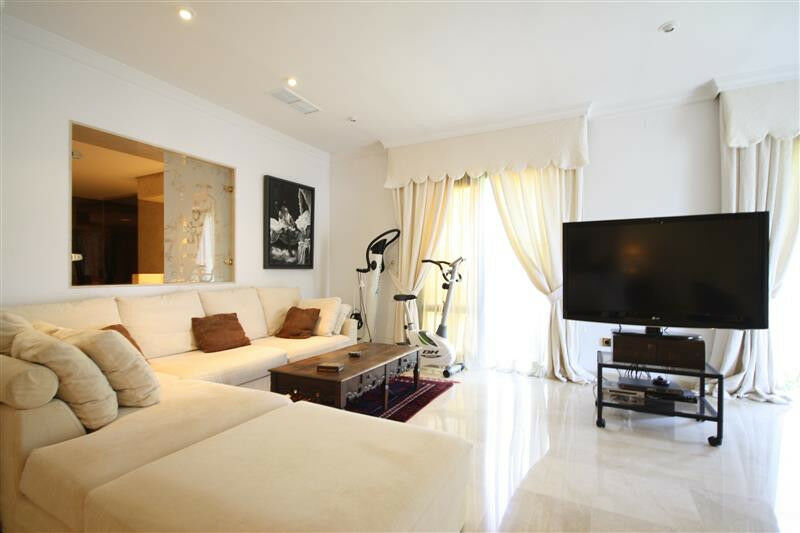 Detached Villa Los Monteros Málaga - image 3