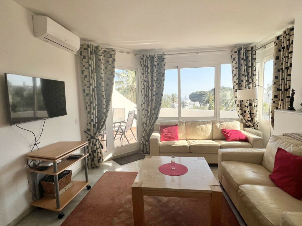 Middle Floor Apartment Calahonda Málaga - image 3