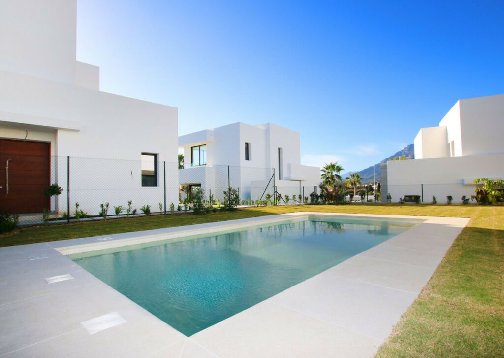 Detached Villa Río Real Málaga - image 5
