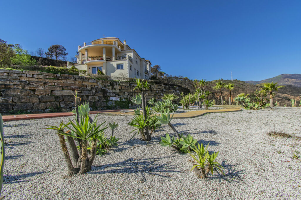Detached Villa Estepona Málaga - image 4