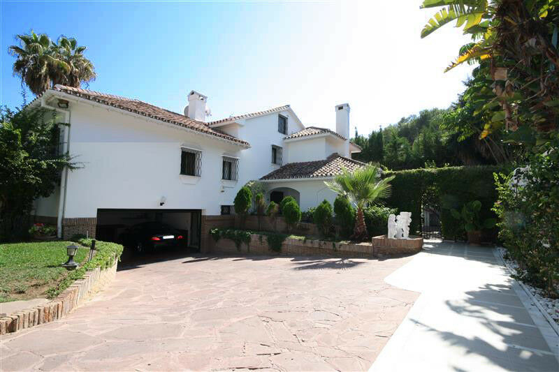 Detached Villa Los Monteros Málaga - image 5