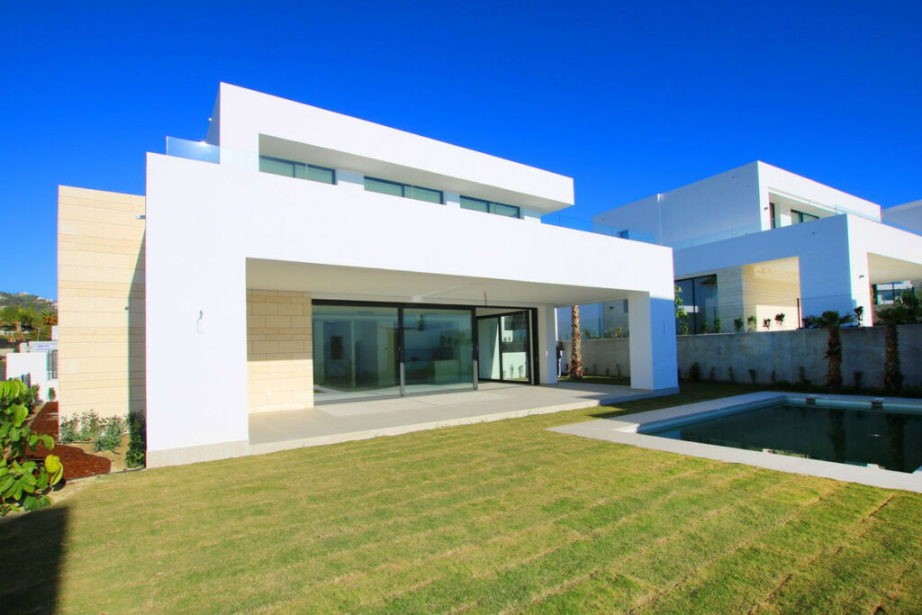Detached Villa Río Real Málaga - image 6