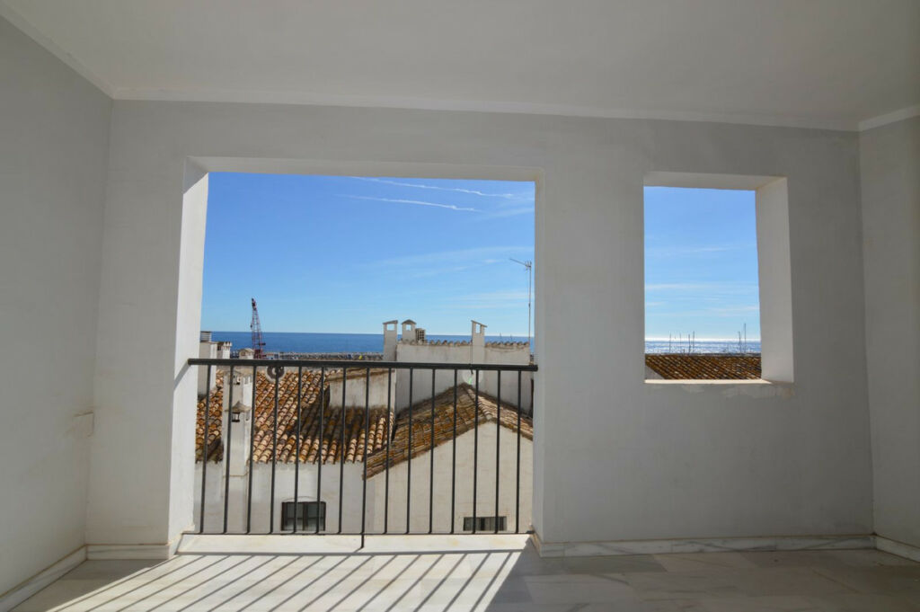 Middle Floor Apartment Puerto Banús Málaga - image 4
