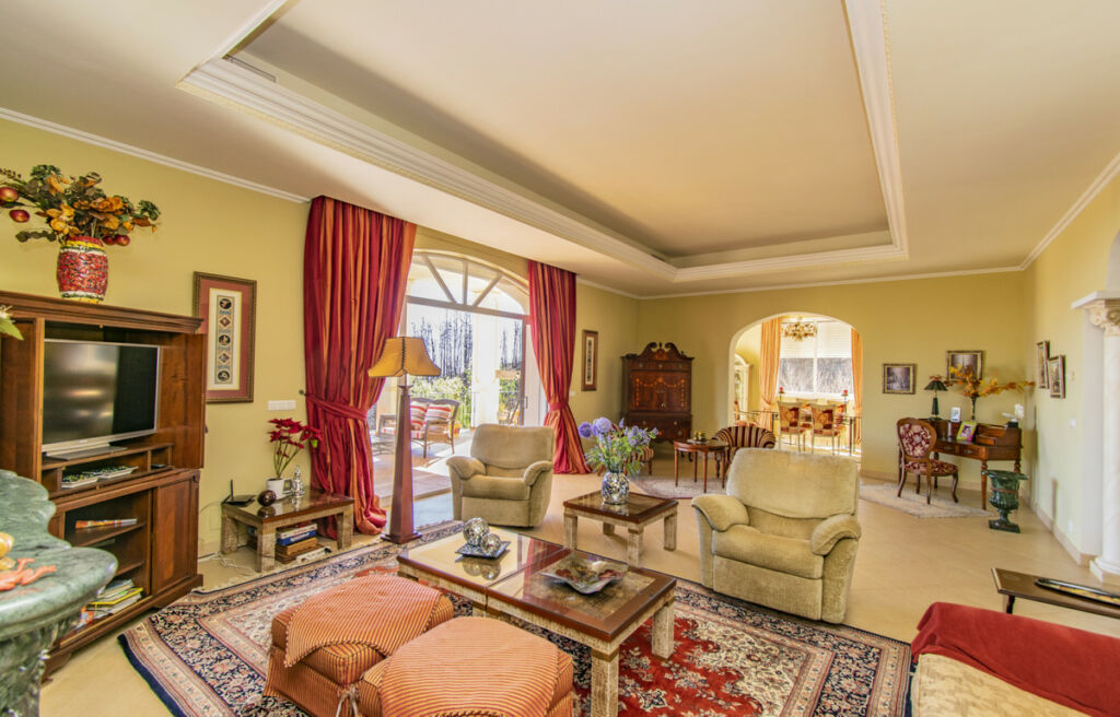 Detached Villa Estepona Málaga - image 6