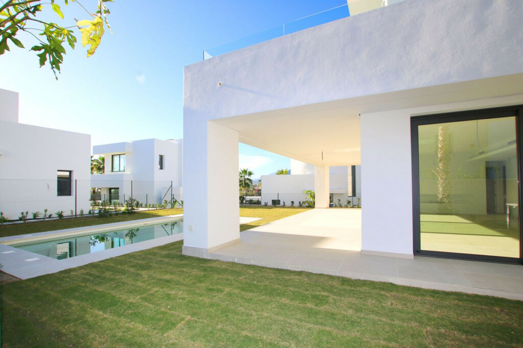 Detached Villa Río Real Málaga - image 8