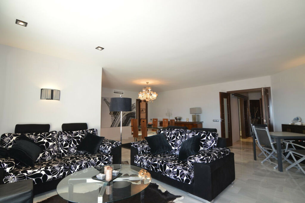 Middle Floor Apartment Puerto Banús Málaga - image 2