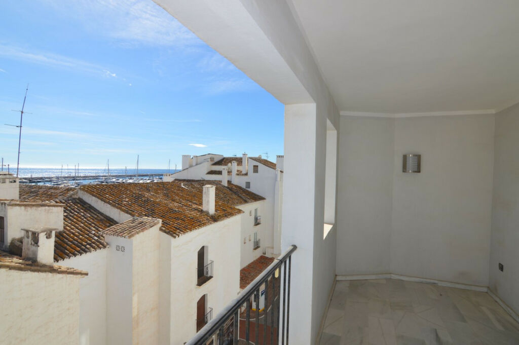 Middle Floor Apartment Puerto Banús Málaga - image 9