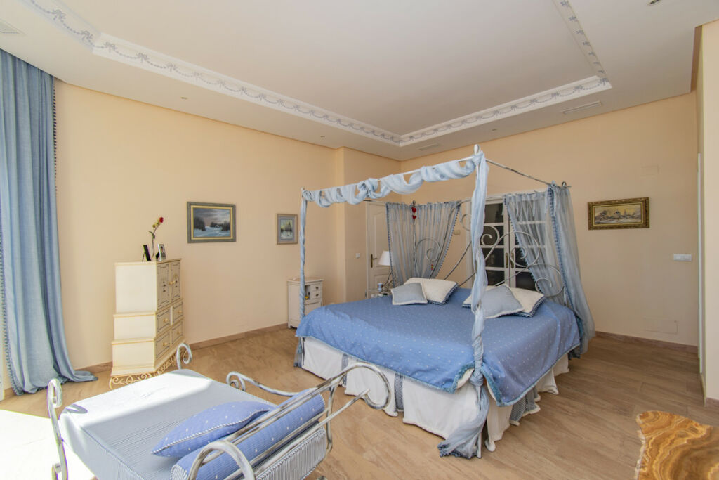 Detached Villa Estepona Málaga - image 9