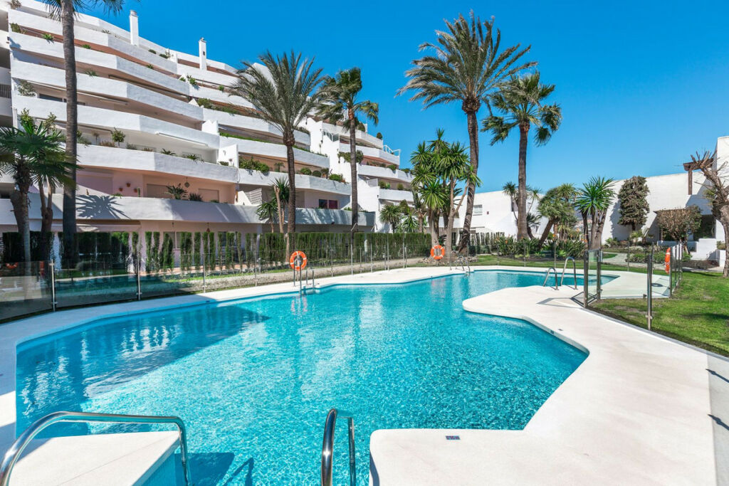 Middle Floor Apartment Nueva Andalucía Málaga - image 3