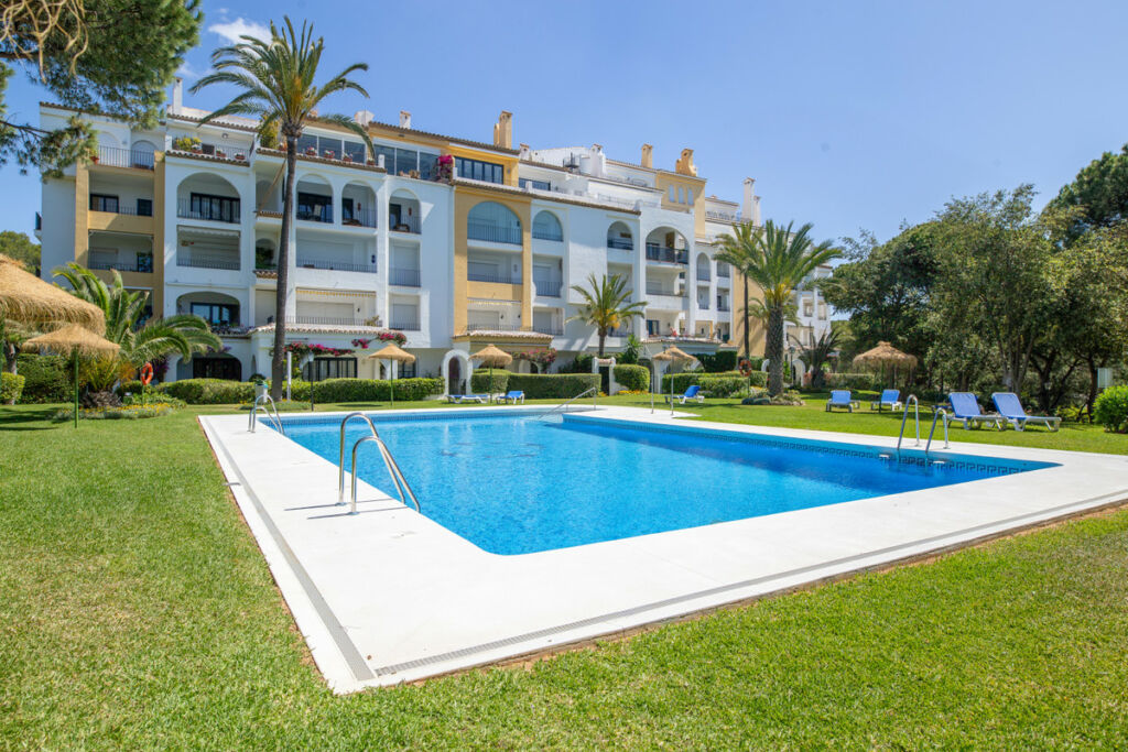 Middle Floor Apartment Cabopino Málaga - image 2