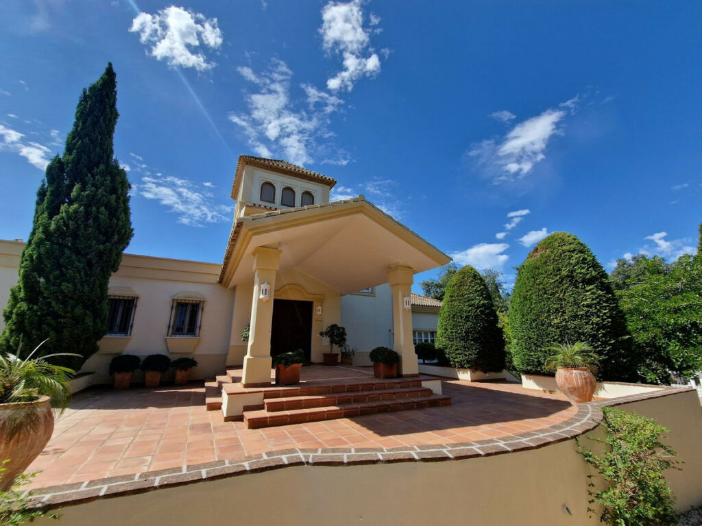 Detached Villa Calahonda Málaga - image 2