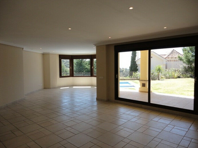 Detached Villa Los Arqueros Málaga - image 10