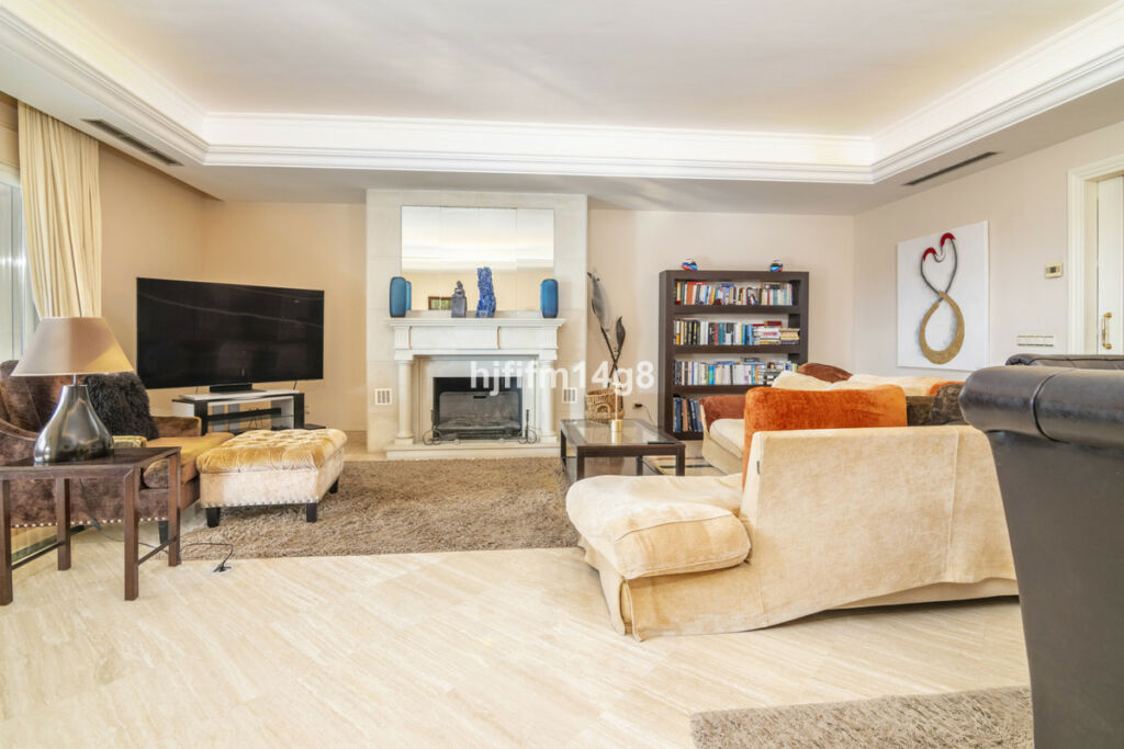 Middle Floor Apartment The Golden Mile Málaga - image 10