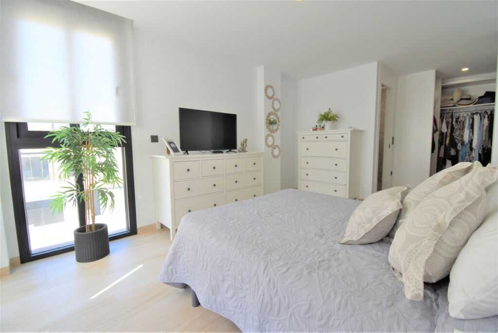 Detached Villa Villamartin Alicante - image 11