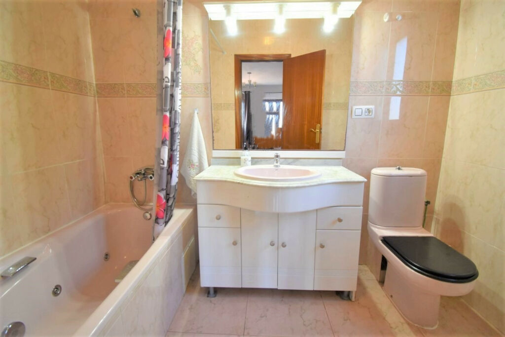 Detached Villa Villamartin Alicante - image 11