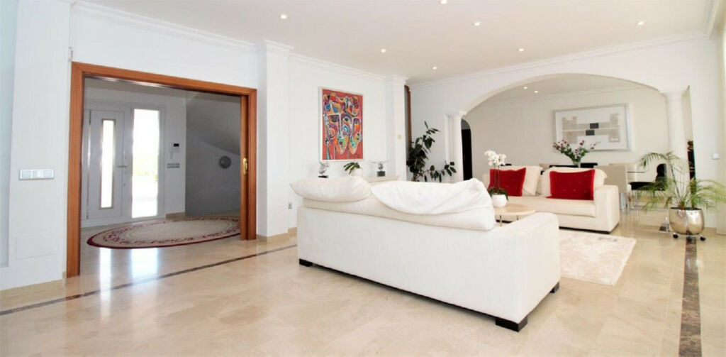 Detached Villa El Paraiso Málaga - image 11