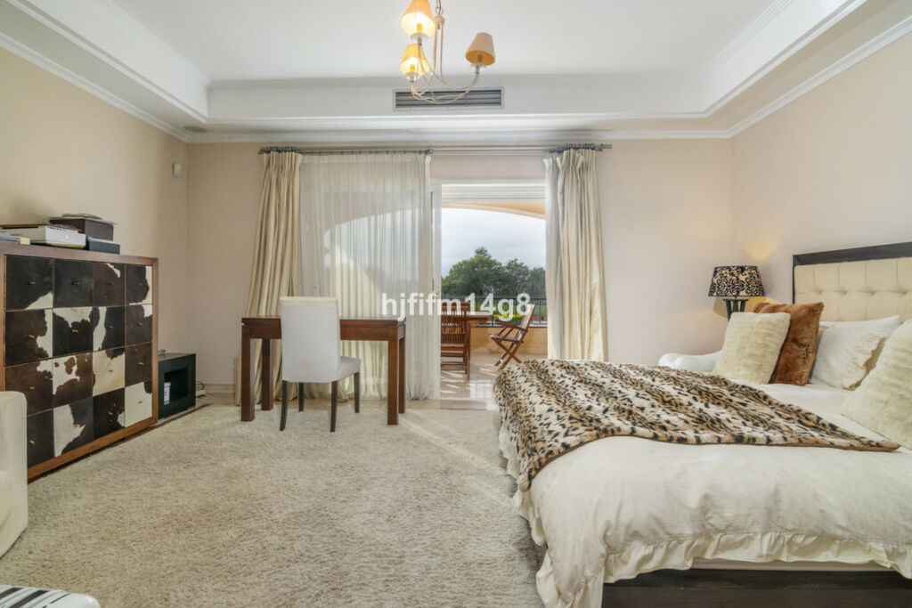 Middle Floor Apartment The Golden Mile Málaga - image 11