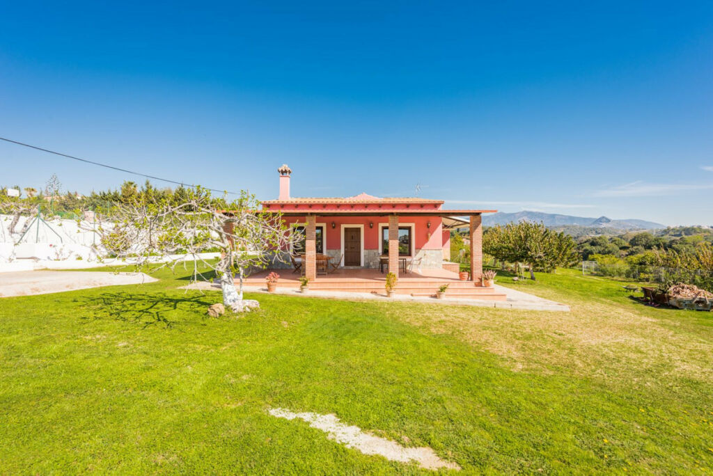 Detached Villa Estepona Málaga - image 12