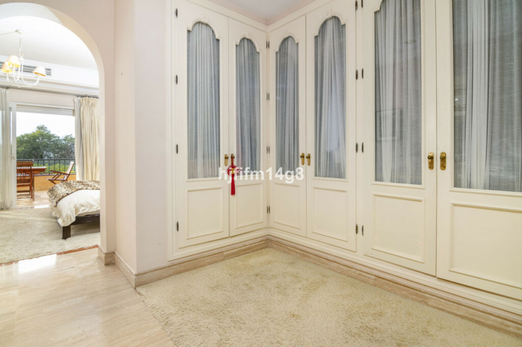 Middle Floor Apartment The Golden Mile Málaga - image 12
