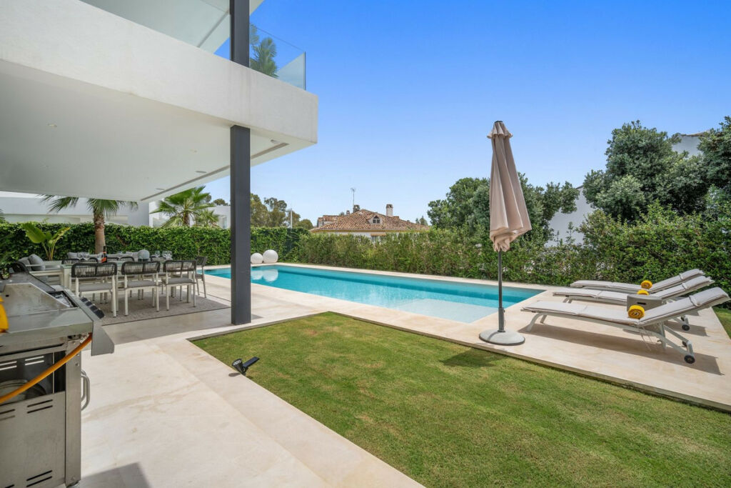 Detached Villa El Paraiso Málaga - image 12