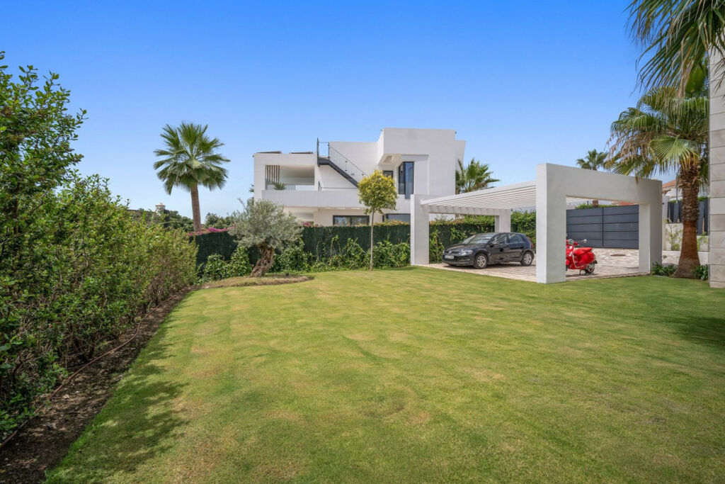 Detached Villa El Paraiso Málaga - image 13