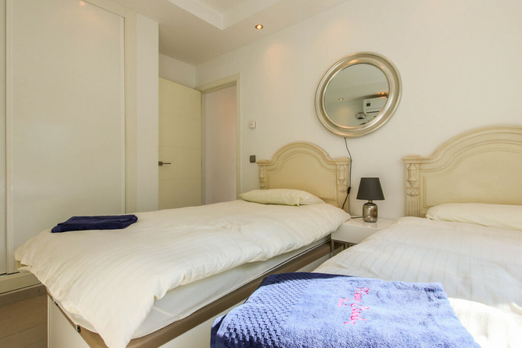 Detached Villa New Golden Mile Málaga - image 13