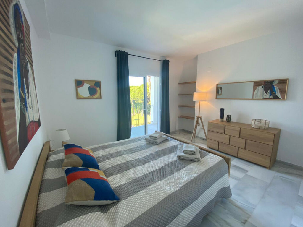 Middle Floor Apartment Cabopino Málaga - image 13