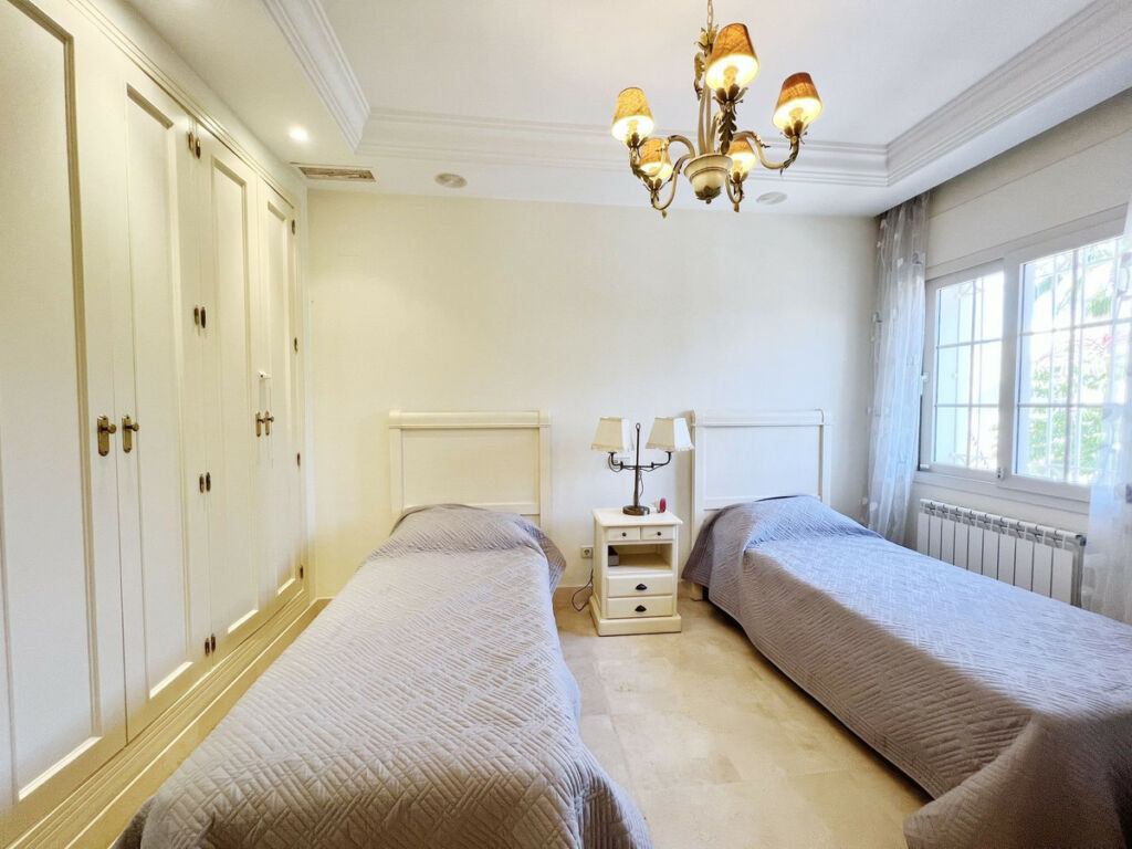 Detached Villa Puerto Banús Málaga - image 13