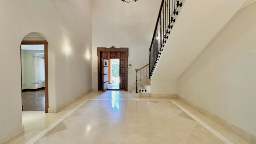Detached Villa The Golden Mile Málaga - image 13