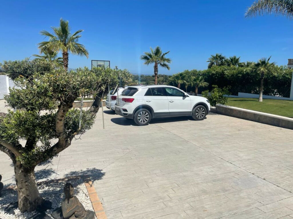 Detached Villa Estepona Málaga - image 13