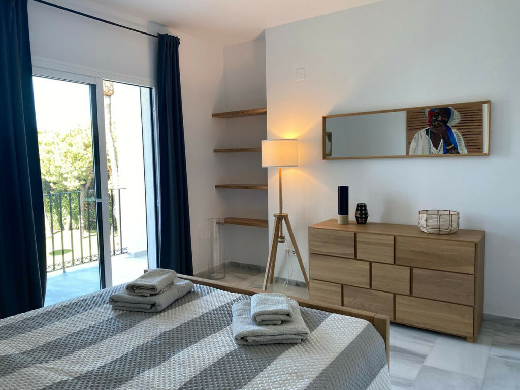 Middle Floor Apartment Cabopino Málaga - image 14