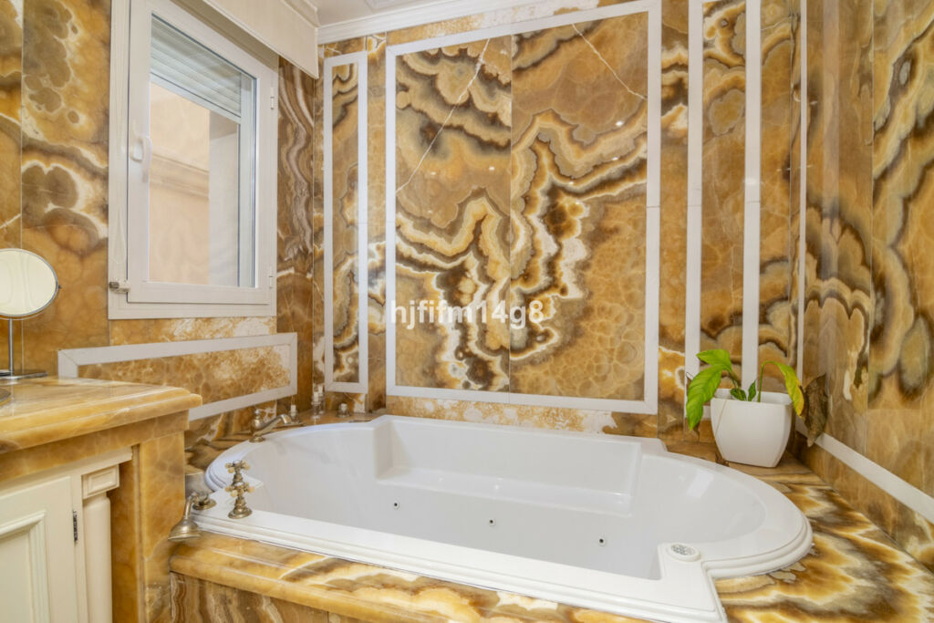 Middle Floor Apartment The Golden Mile Málaga - image 14