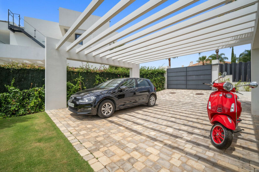 Detached Villa El Paraiso Málaga - image 14