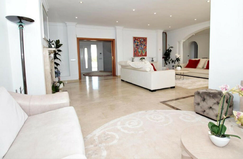 Detached Villa El Paraiso Málaga - image 14