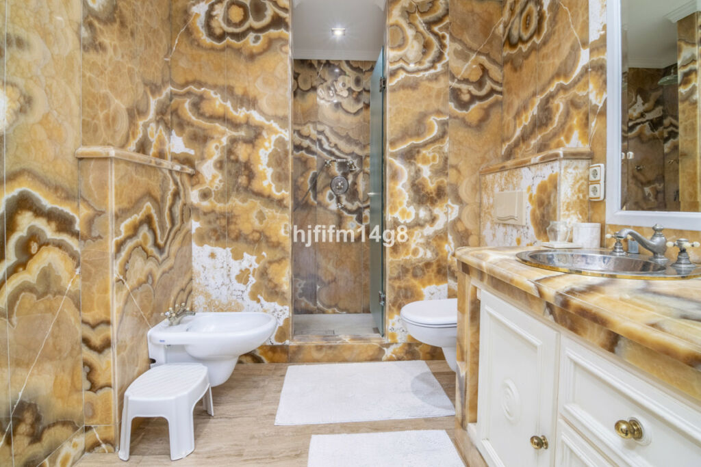 Middle Floor Apartment The Golden Mile Málaga - image 15