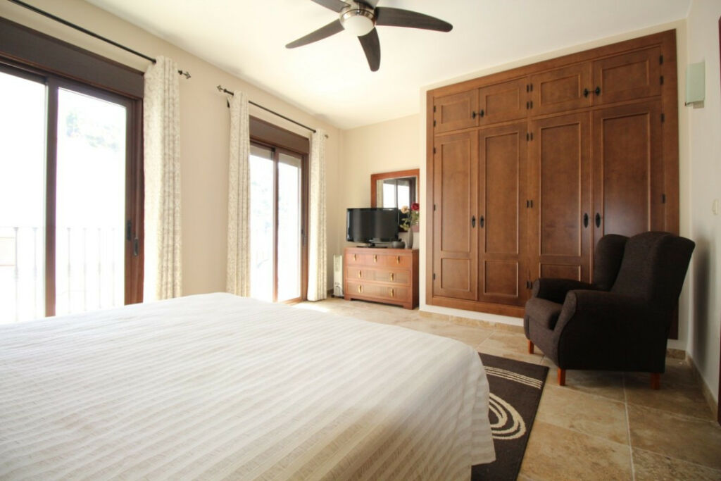 Semi-Detached House Salares Málaga - image 16