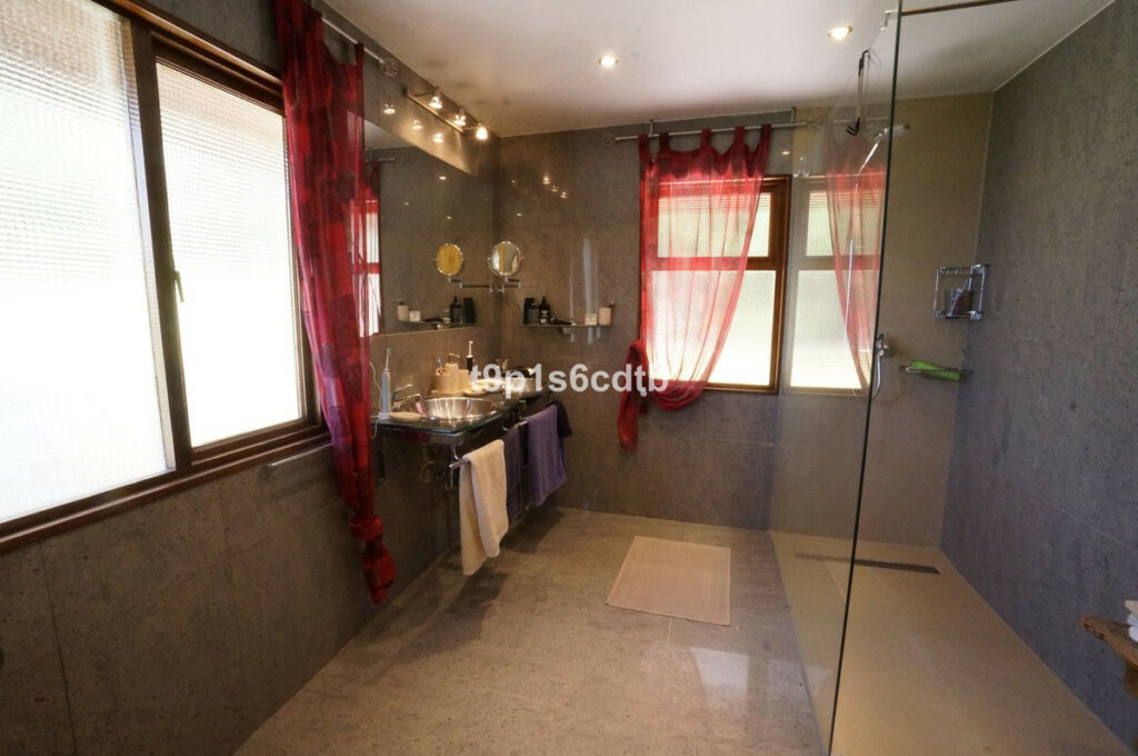 Detached Villa Monda Málaga - image 16