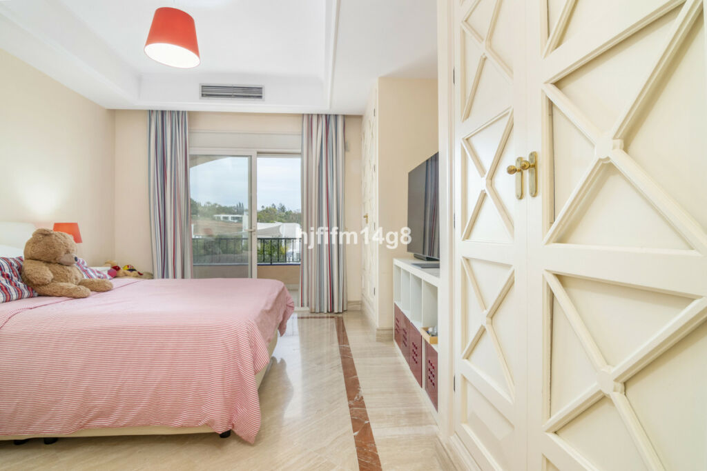 Middle Floor Apartment The Golden Mile Málaga - image 16