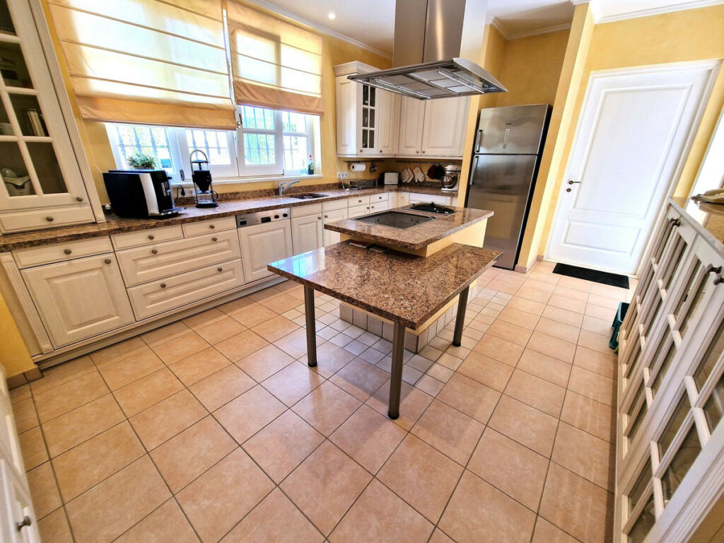 Detached Villa Calahonda Málaga - image 16